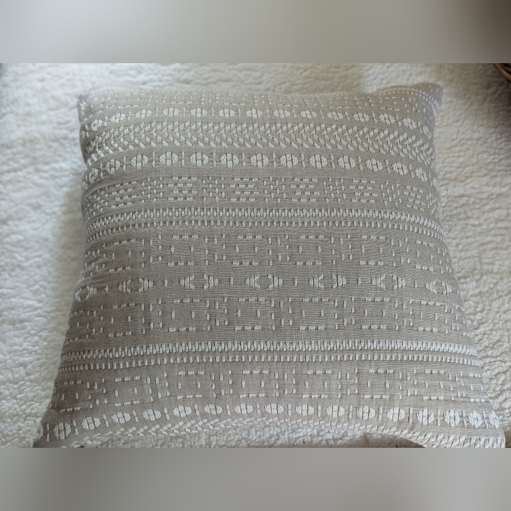 Ralph Lauren embroidered throw pillow with feather insert - Picture 2 of 9